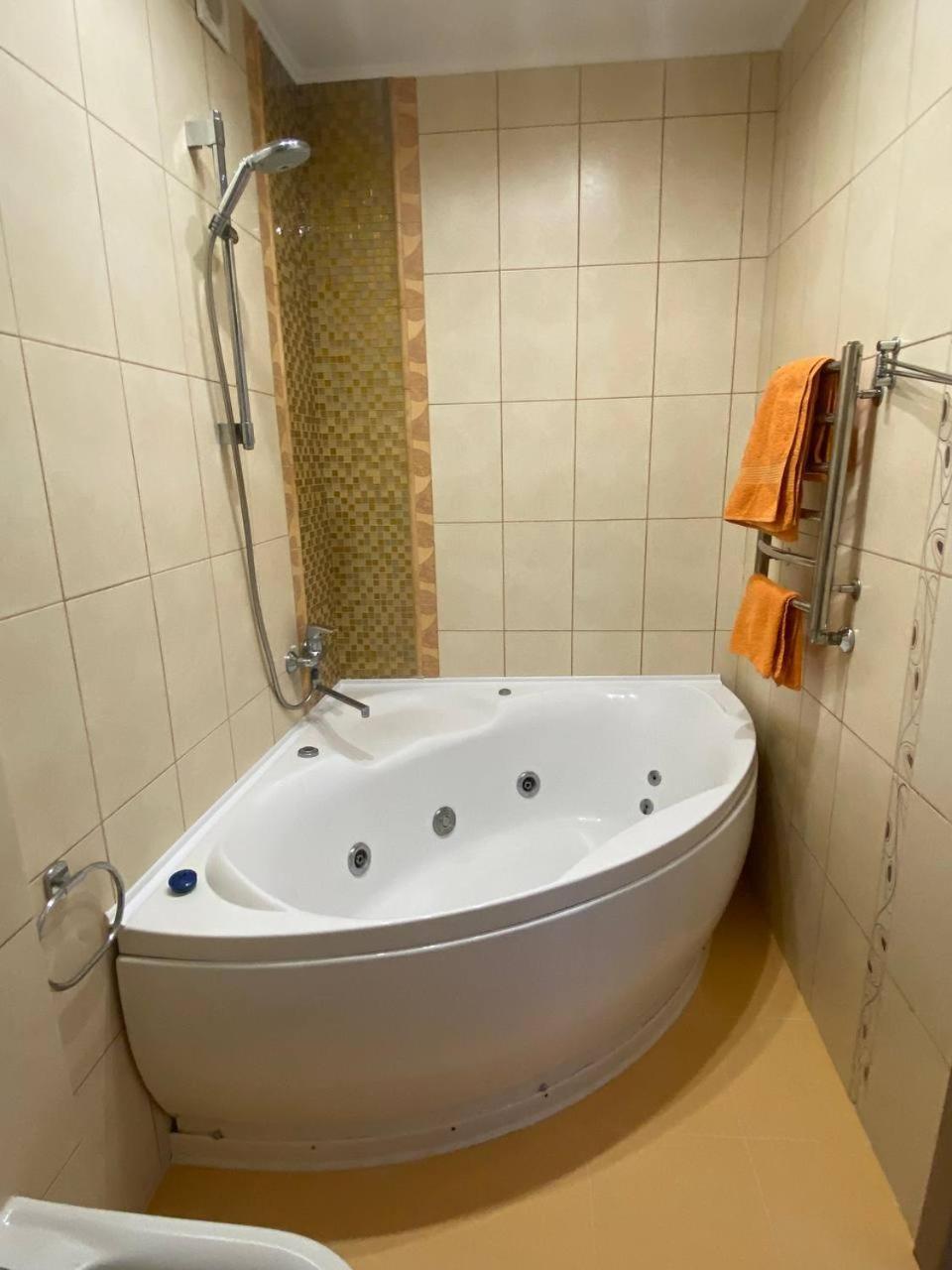 Apartpoltava Двокімнатні Апартаменти З Джакузі Біля Листопаду Ngoại thất bức ảnh
